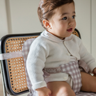 Walking Mum Caetana bézs kockás textil székmagasító beépített biztonsági övvel és háttámlával, thonet széken ülő babával