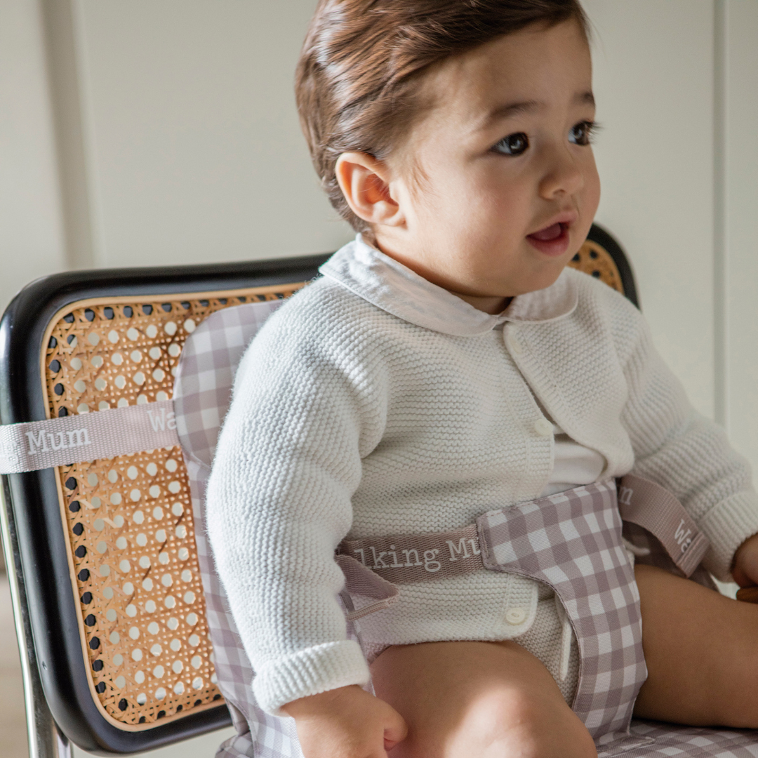 Walking Mum Caetana bézs kockás textil székmagasító beépített biztonsági övvel és háttámlával, thonet széken ülő babával