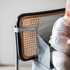 Oliva zöld pottyös hordozható textil székmagasító biztonsági pántjának rögzítése egy thonet stílusú szék háttámláján