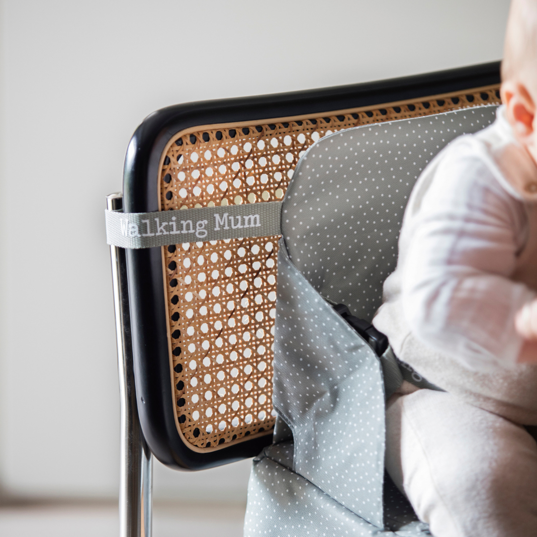 Oliva zöld pottyös hordozható textil székmagasító biztonsági pántjának rögzítése egy thonet stílusú szék háttámláján