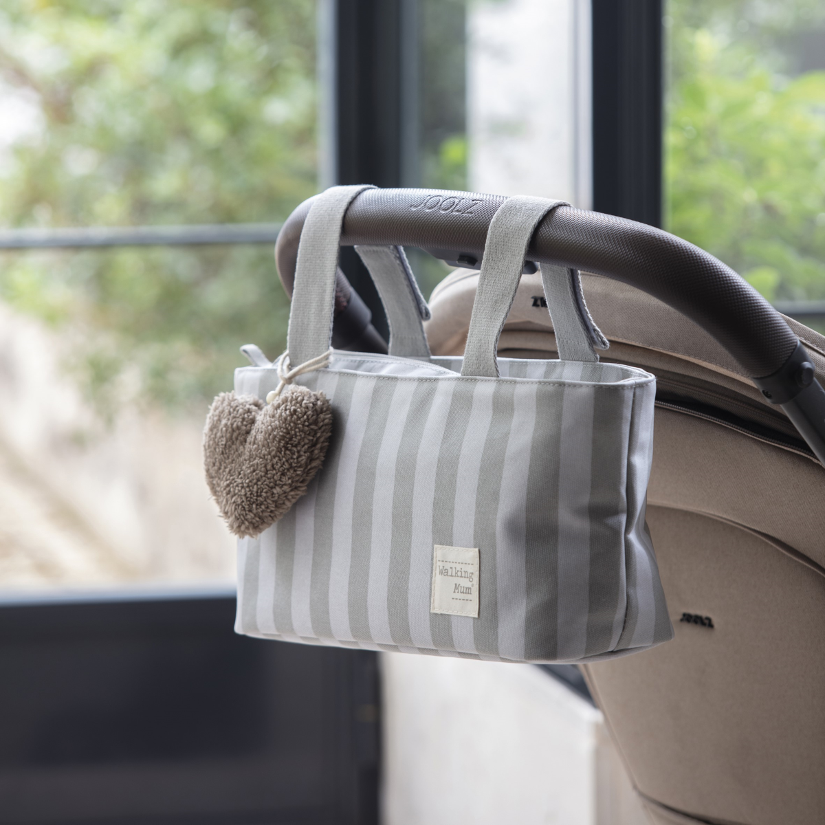 Walking Mum babakocsi táska csíkos mintával oliva színben a Pippadu polcain