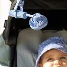 Közelkép a Walking Mum babakocsira csíptetett kék bandana mintás ventilátorról