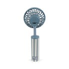 A csíkos babakocsi ventilátor hátulnézete az USB porttal