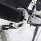 A Walking Mum gondola peelnkázó táska univerzális babakocsira rögzíthető pántokkal rendelkezik, amik biztonságosan tartják a táskát a kocsin a göröngyösebb talajon is.