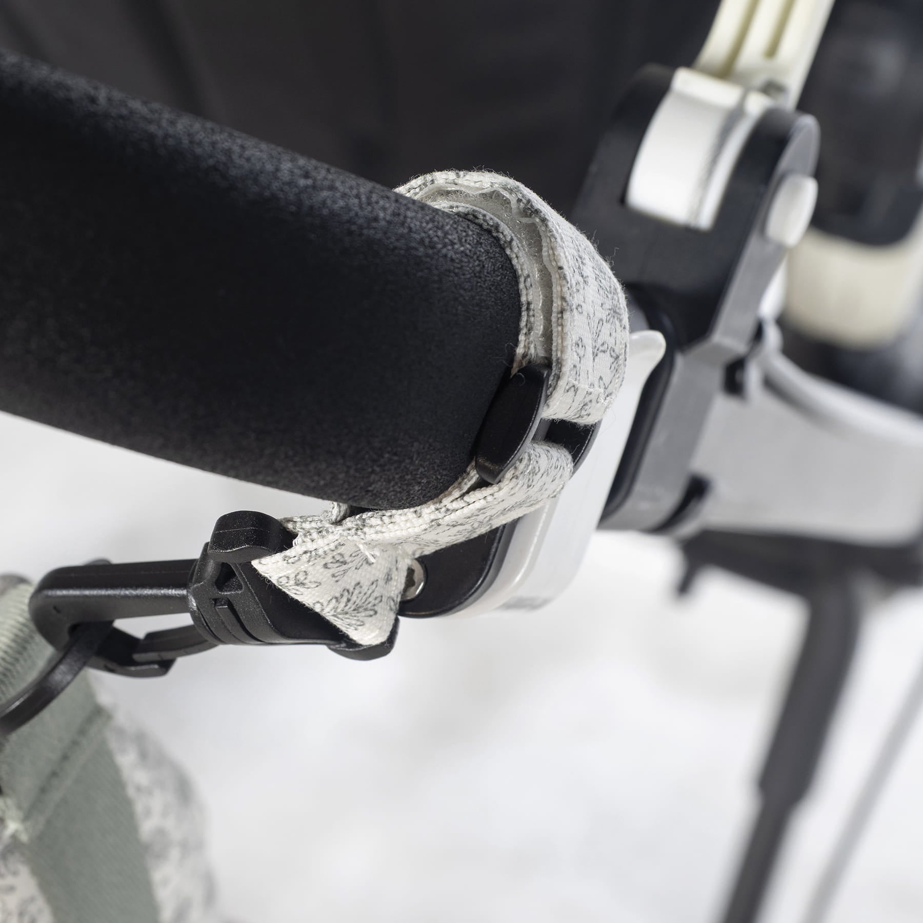 A Walking Mum gondola peelnkázó táska univerzális babakocsira rögzíthető pántokkal rendelkezik, amik biztonságosan tartják a táskát a kocsin a göröngyösebb talajon is.