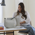 Kismama íróasztalnál ül a gondola menta színű pelenkázó táskával