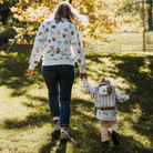 Anya-lánya kiskutya mintás pulóverben, a kislányon kiskutyás hátizsák a Walking Mum márkától