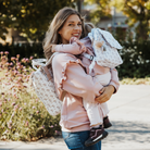 Anyuka fogja kislányát a kezében összeillő pulóverben és hátizsákban