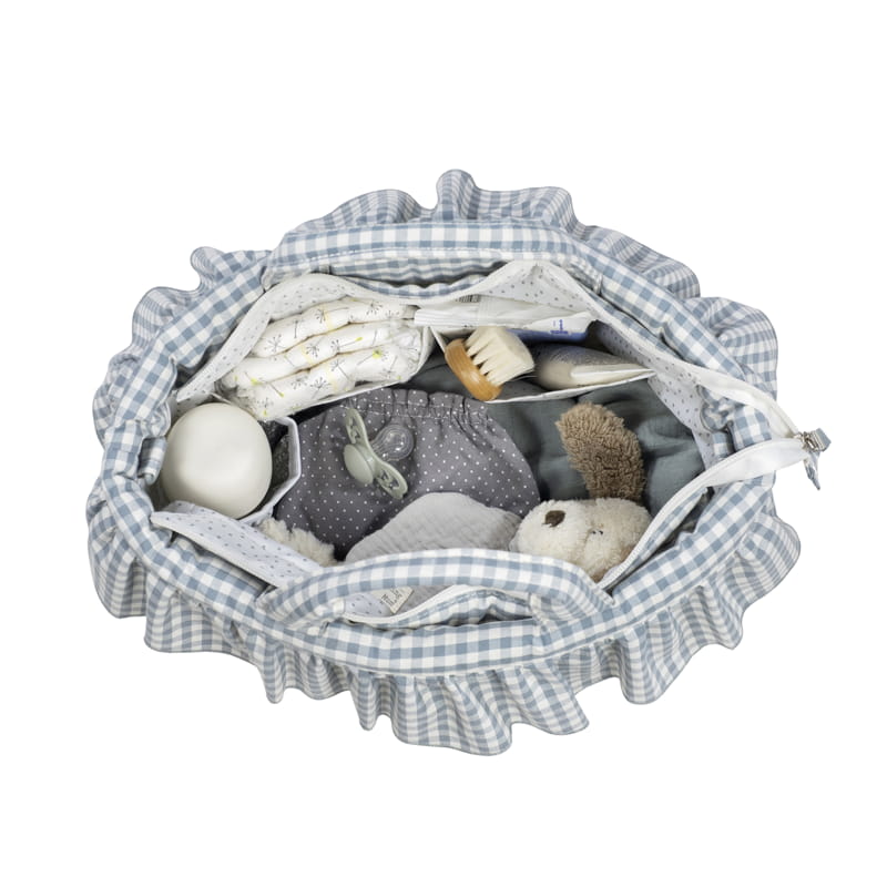 Matcha pelenkázó táska tágas belső tere babaholmikkal megtöltve