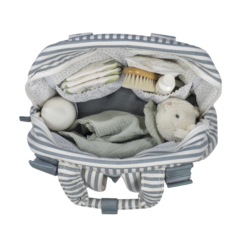 A zöld-fehér csíkos Matcha pelenkázó hátizsák tágas belseje a pelenkázó lappal