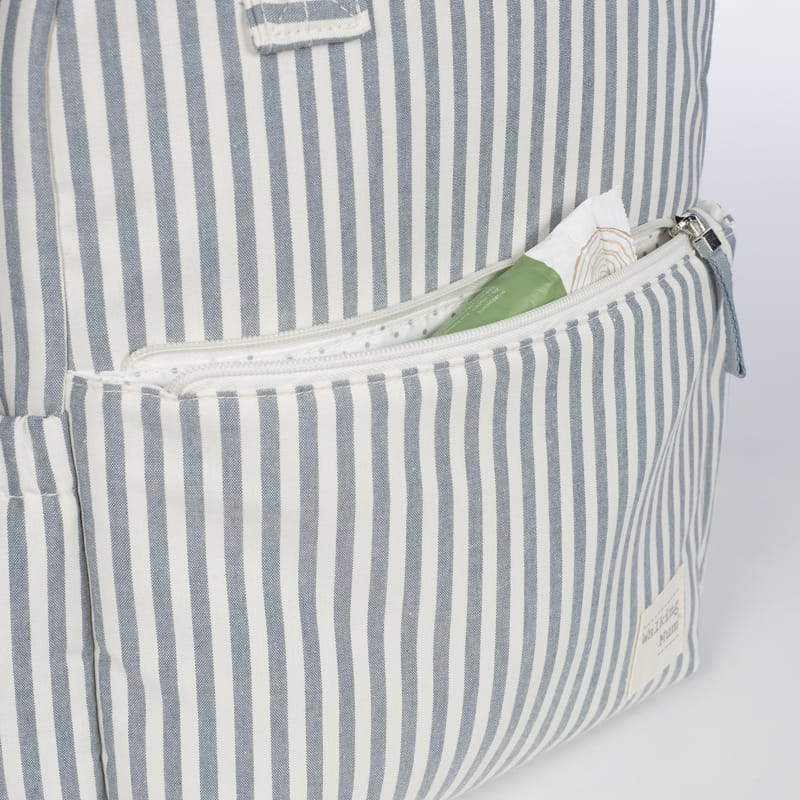 Matcha zöld-fehér csíkos pelenkázó táska cipzáras elülső zsebe