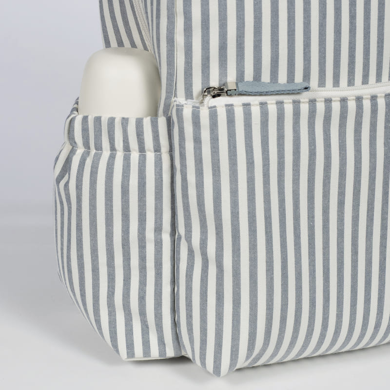 A Matcha csíkos hátizsák oldalsó kulacstartó és cumisüvegtartó zsebe