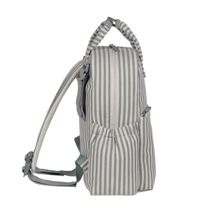 A Matcha zöld-fehér csíkos pelenkázó táska vékony, elegáns profilja oldalról