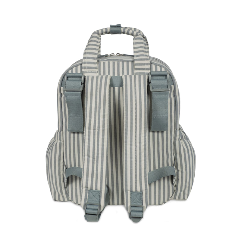 A zöld-fehér csíkos hátizsák párnázott vállpántjai és babakocsi rögzítői