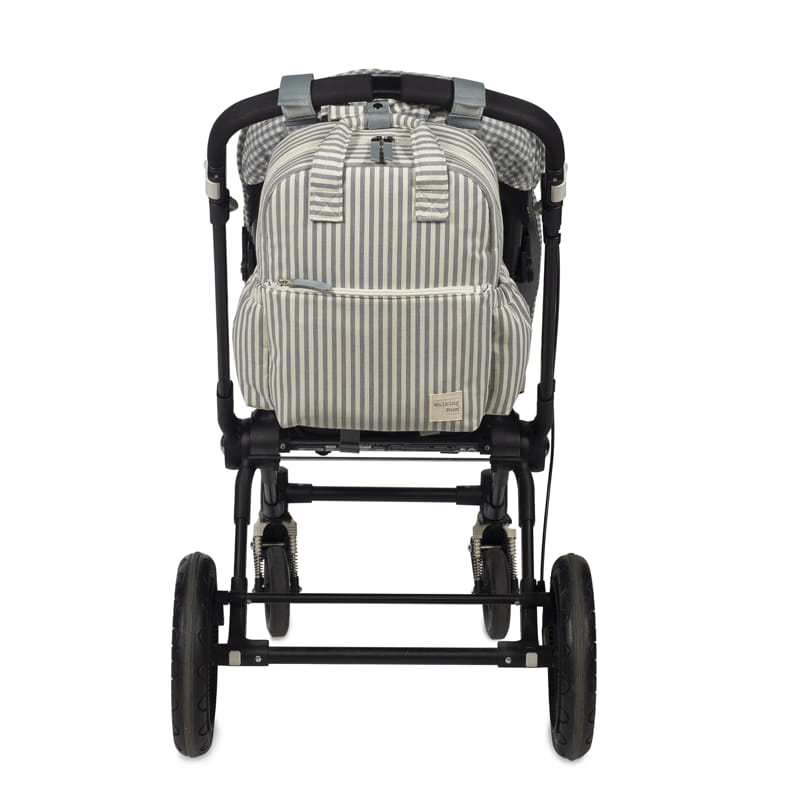 Walking Mum Matcha zöld-fehér csíkos pelenkázó hátizsák babakocsira rögzítve