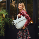 Közelkép: Walking Mum Matcha zöld kockás fodros pelenkázó táska hordozása