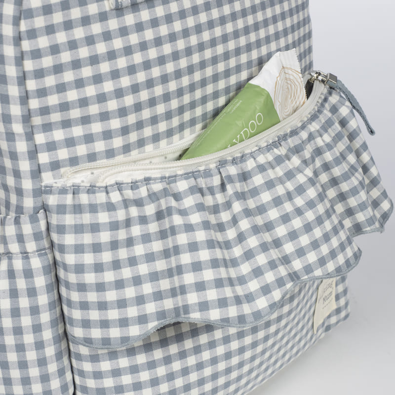 Matcha zöld kockás hátizsák fodros elülső zsebe közelről