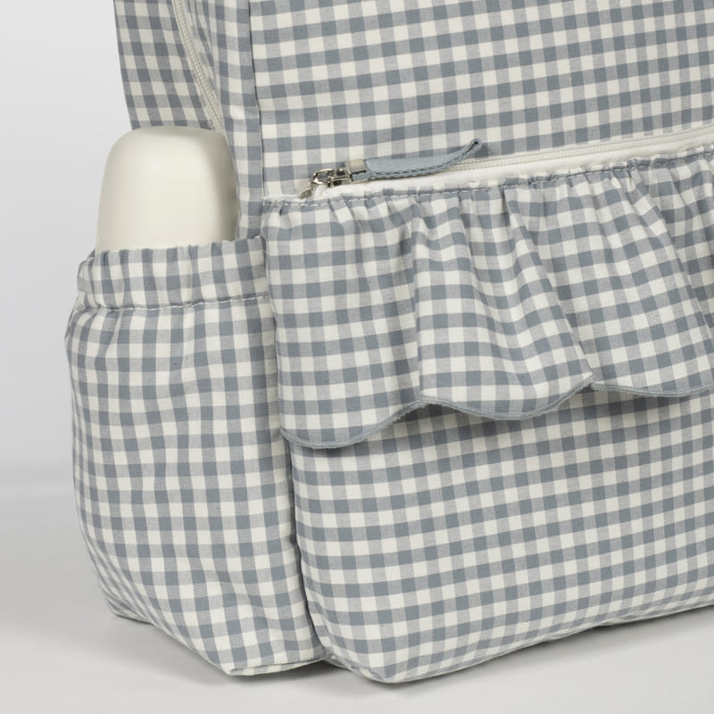 A zöld kockás hátizsák oldalsó kulacstartó zsebe