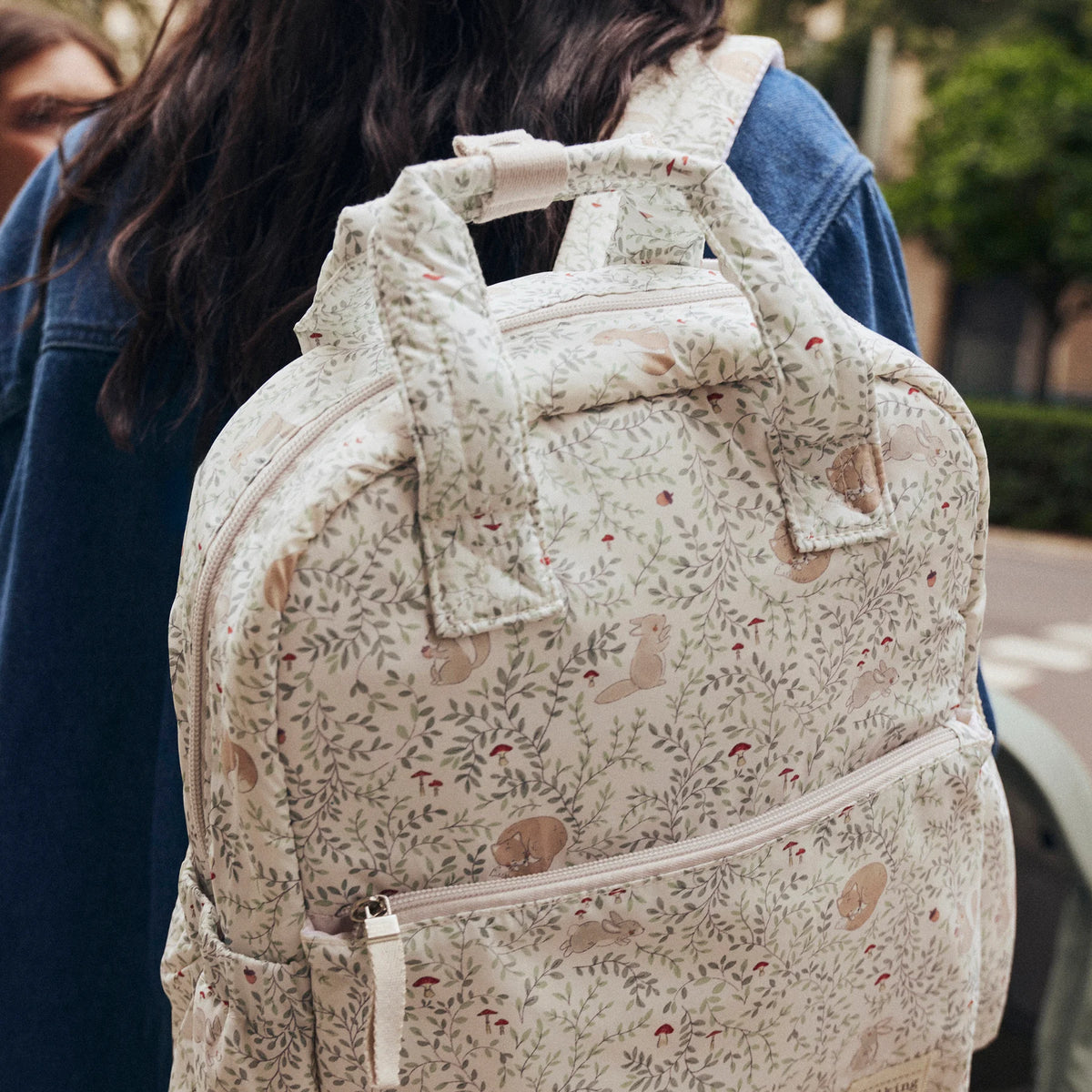 Walking Mum Pelenkázó hátizsák - Besties – hangulatkép