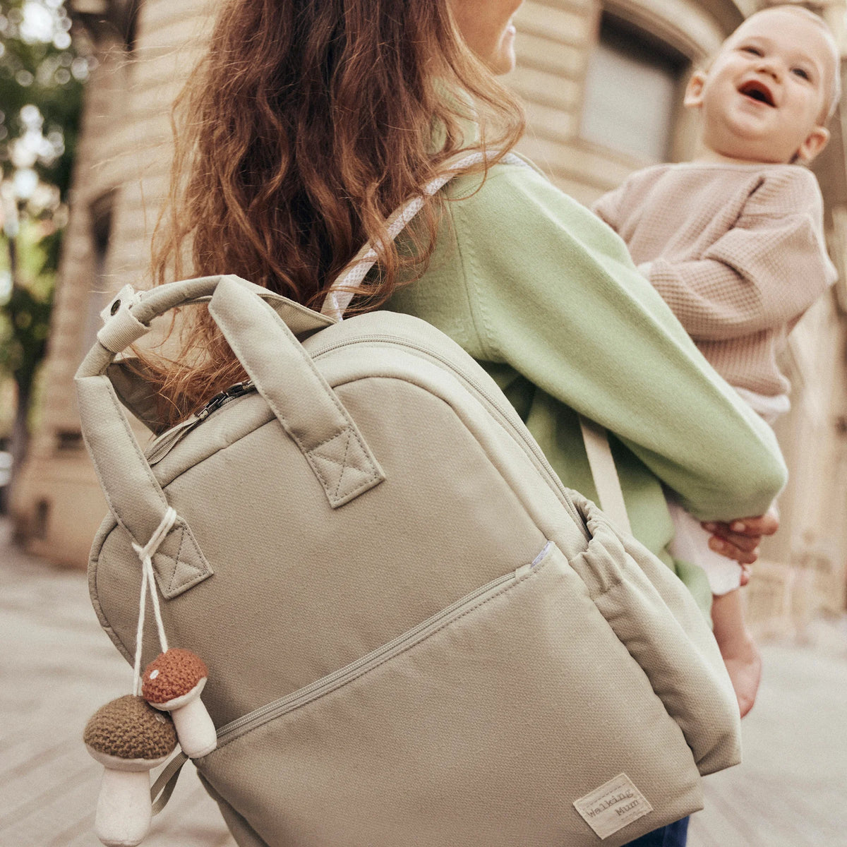 Walking Mum Pelenkázó hátizsák - Besties (Moha) – hangulatkép