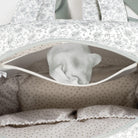 Vízhatlan zsebbel ellátott pelenkázó hátizsák menta árnyalattal, virágos mintával, belül pöttyös dizájnnal