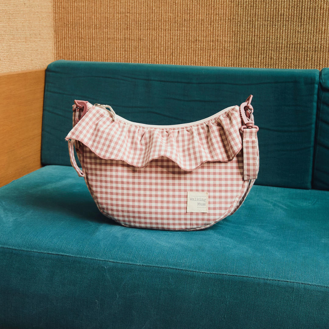 Pippadu Walking Mum Praliné rózsaszín kockás gondola táska a kanapén pihenve