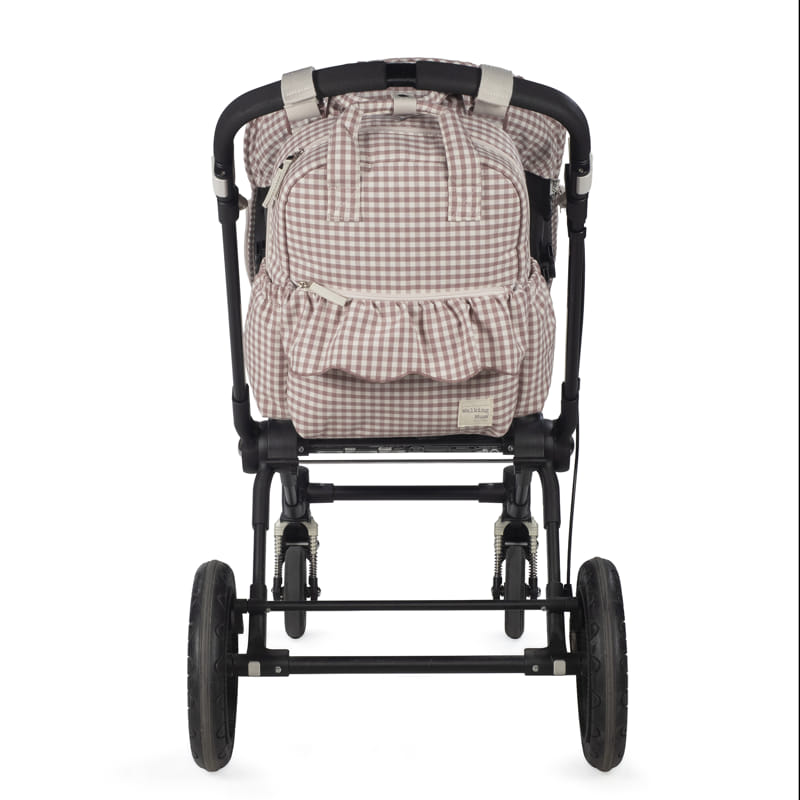 Walking Mum Praliné rózsaszín kockás pelenkázó hátizsák babakocsira rögzítve