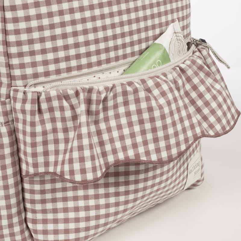 Praliné rózsaszín kockás hátizsák fodros elülső zsebe közelről