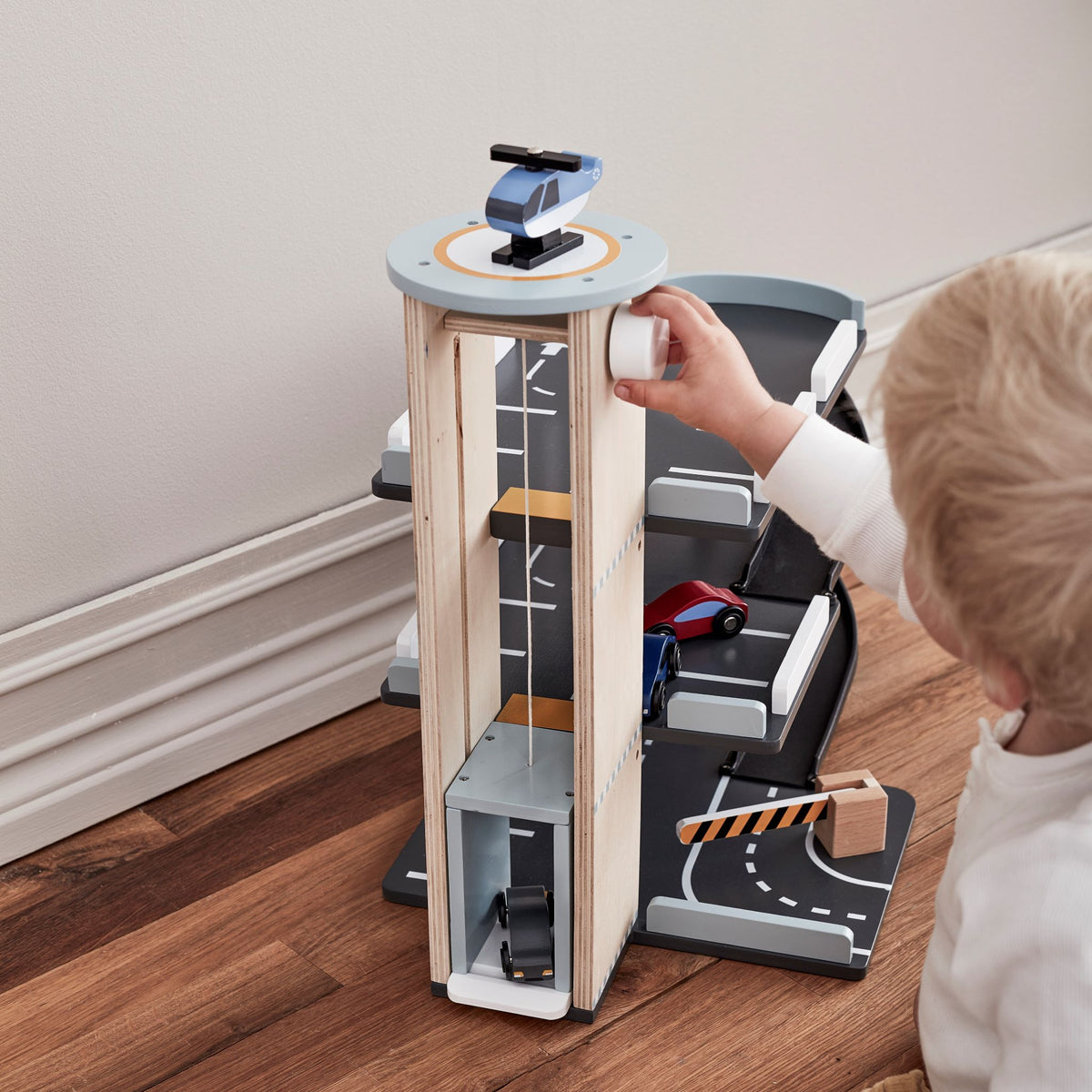 Kid's Concept fajáték gyerekeknek - parkoló három autóval és helikopterrel - pippadu