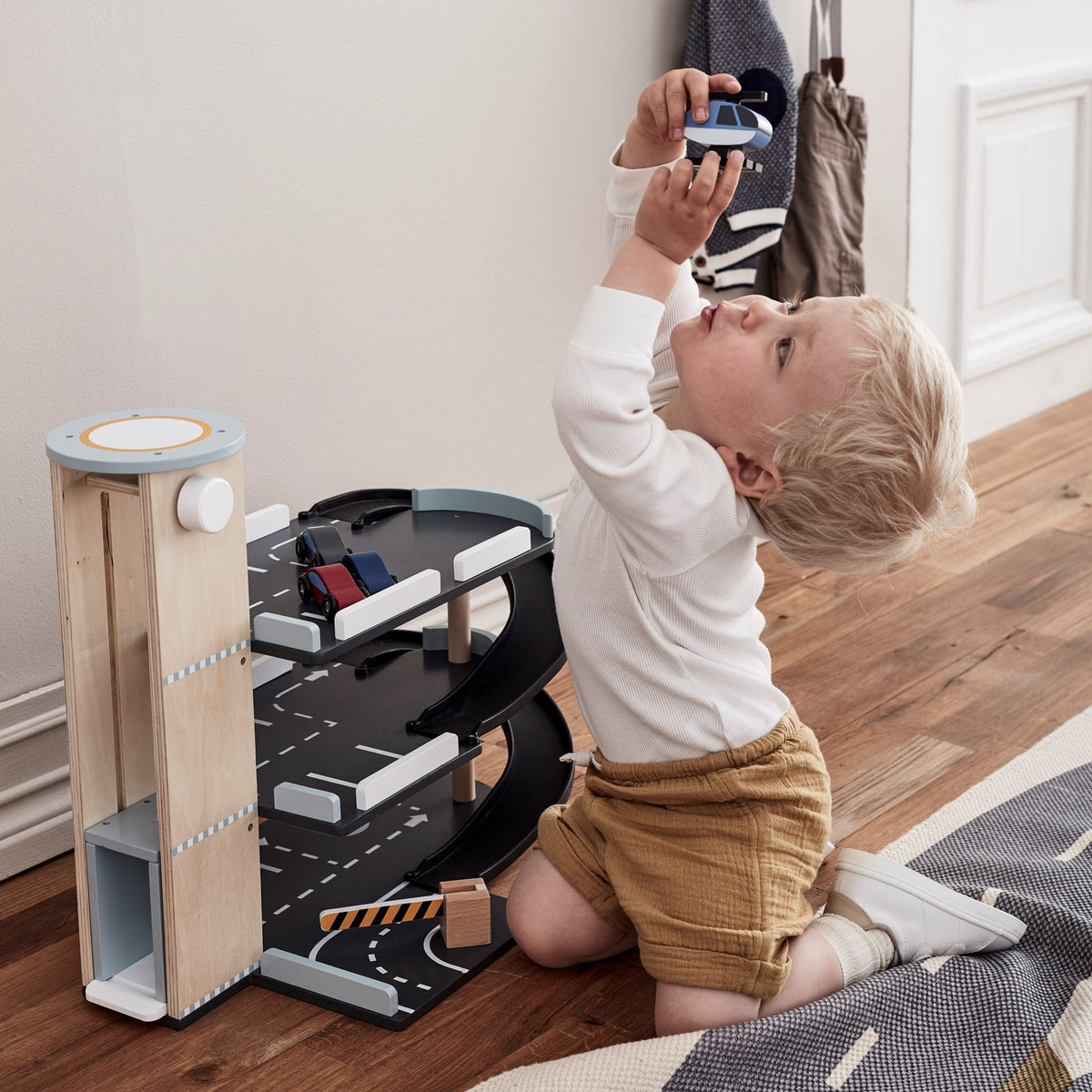Kid's Concept - Parkoló fa játék gyerekeknek - pippadu