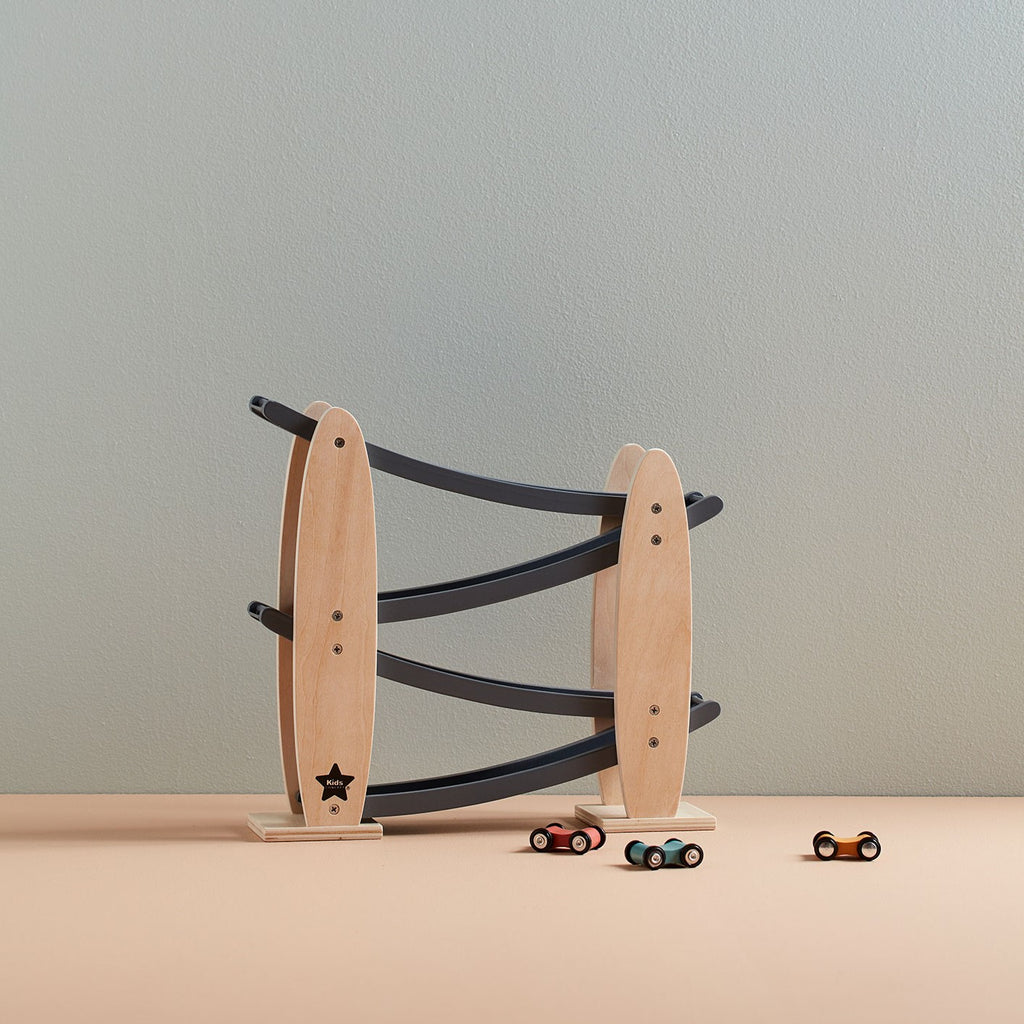Pippadu - Autók a lejtőn gyerekjáték fából - Kid's Concept