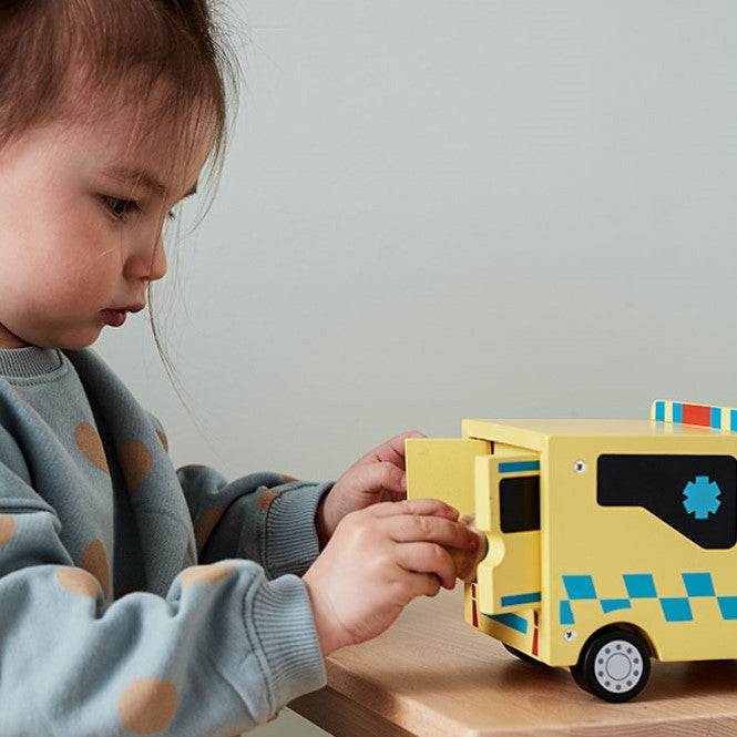 Fa mentőautó gyerekjáték - pippadu - Kid's Concept svéd márka