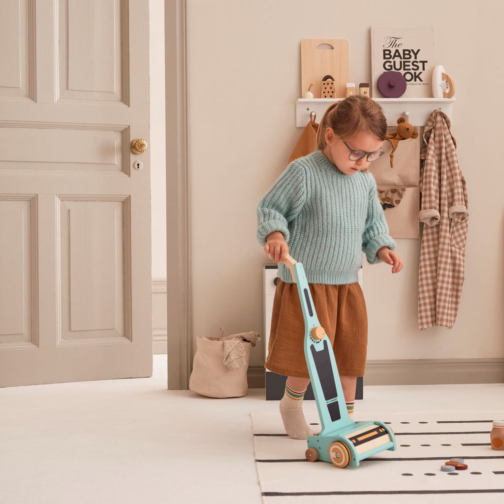 Kislány gyerekszobában porszívózik - fa játék gyerekeknek Kids Concept - pippadu