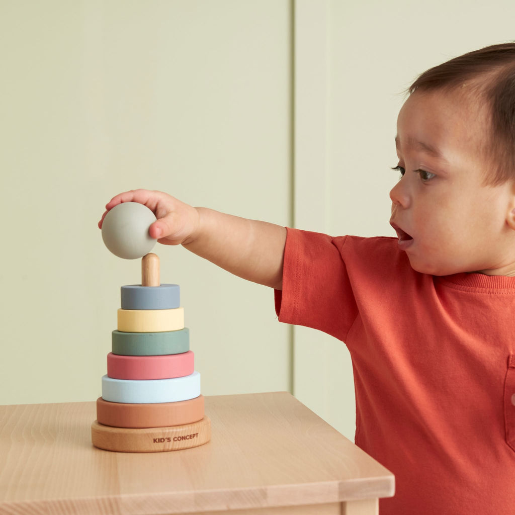Fa gyűrű piramis a Kid's Concept márkától kisfiúval - pippadu