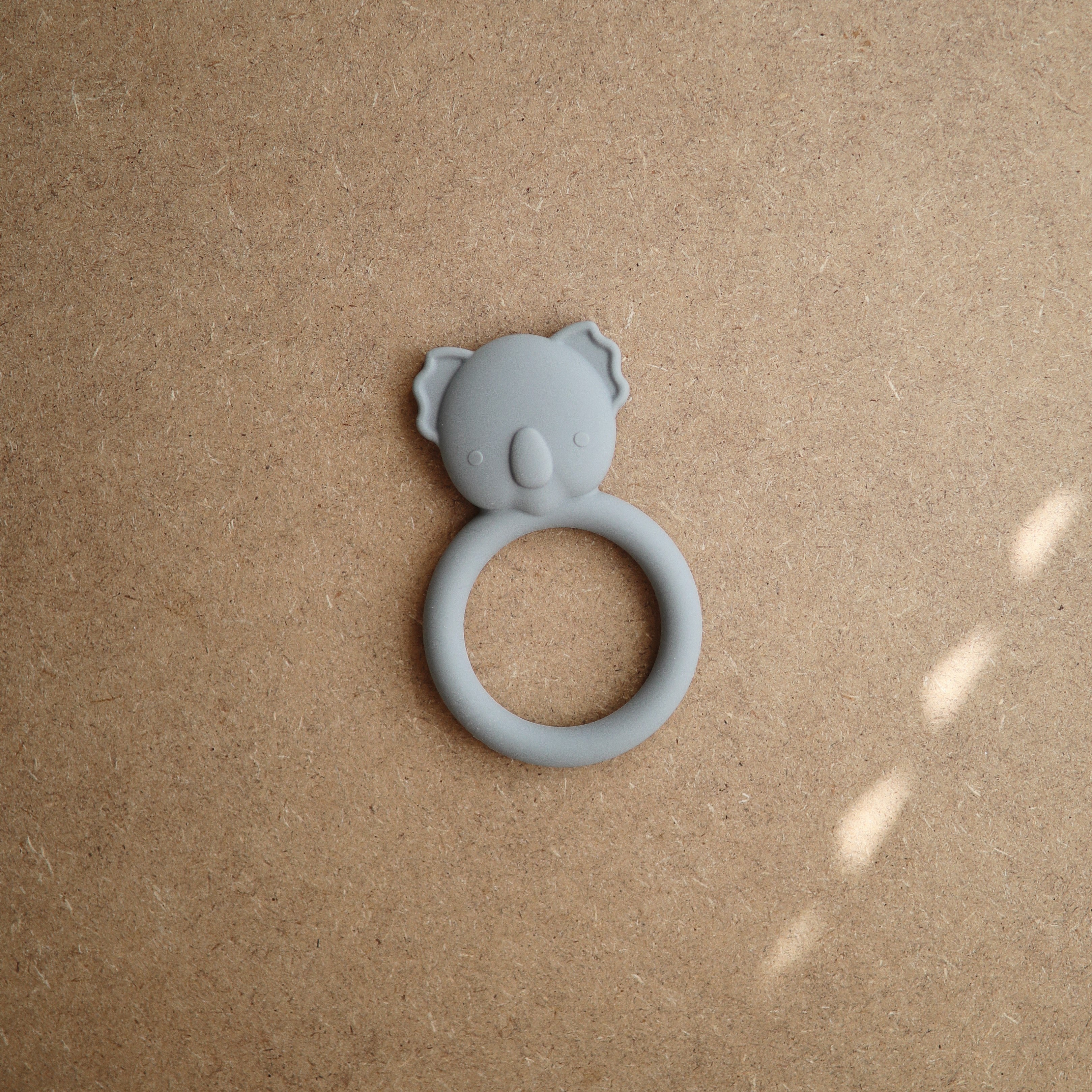 Koala rágóka - szürke színben - Mushie márka - pippadu