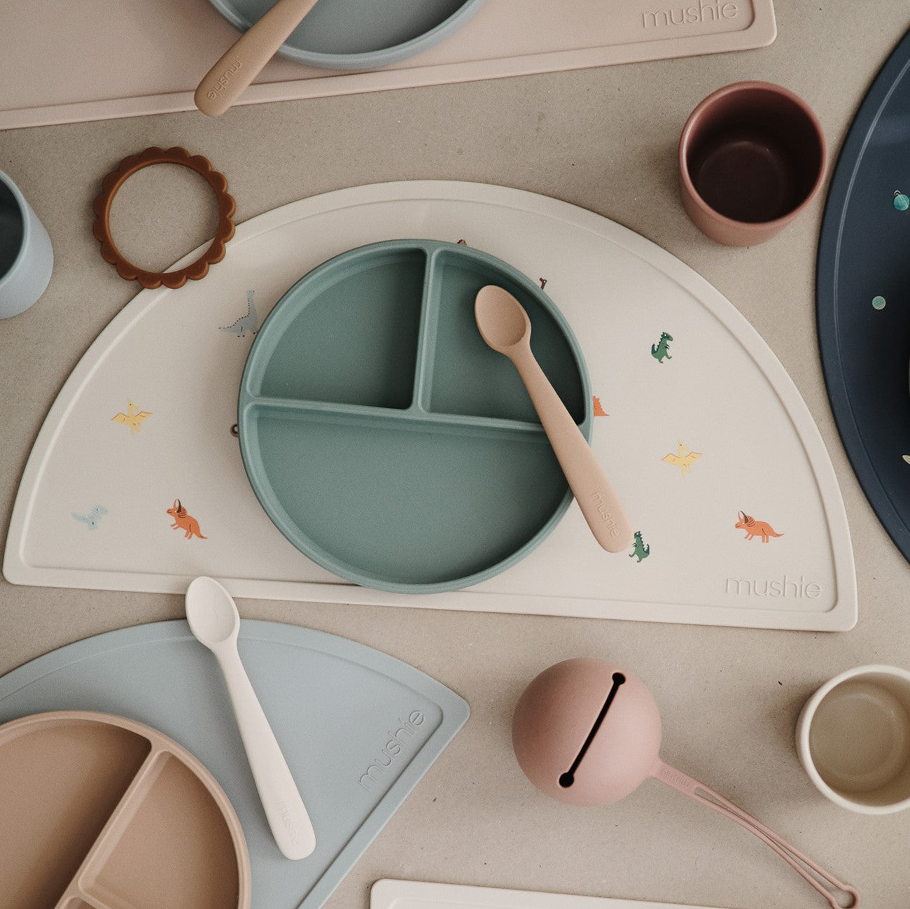 Babakanál szett púderrózsazsín és homok színben - élelmiszeripari szilikonból - pippadu - az amerikai mushie márkától