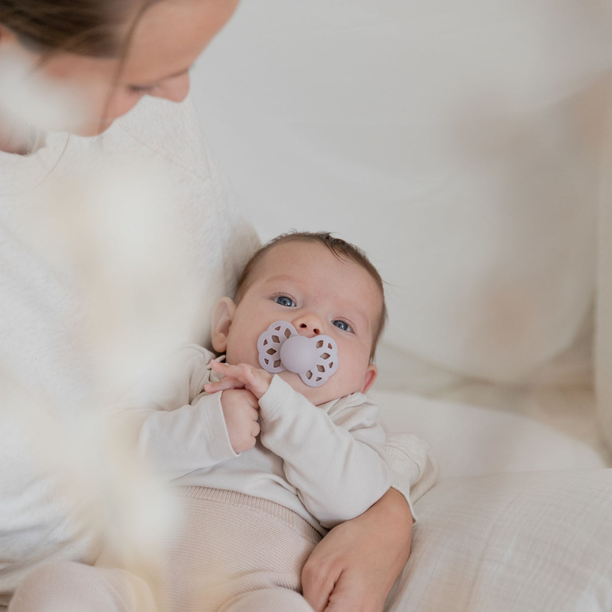 BIBS Infinity szimmetrikus szilikon cumi kisbabáknak - hamvas lila - pippadu