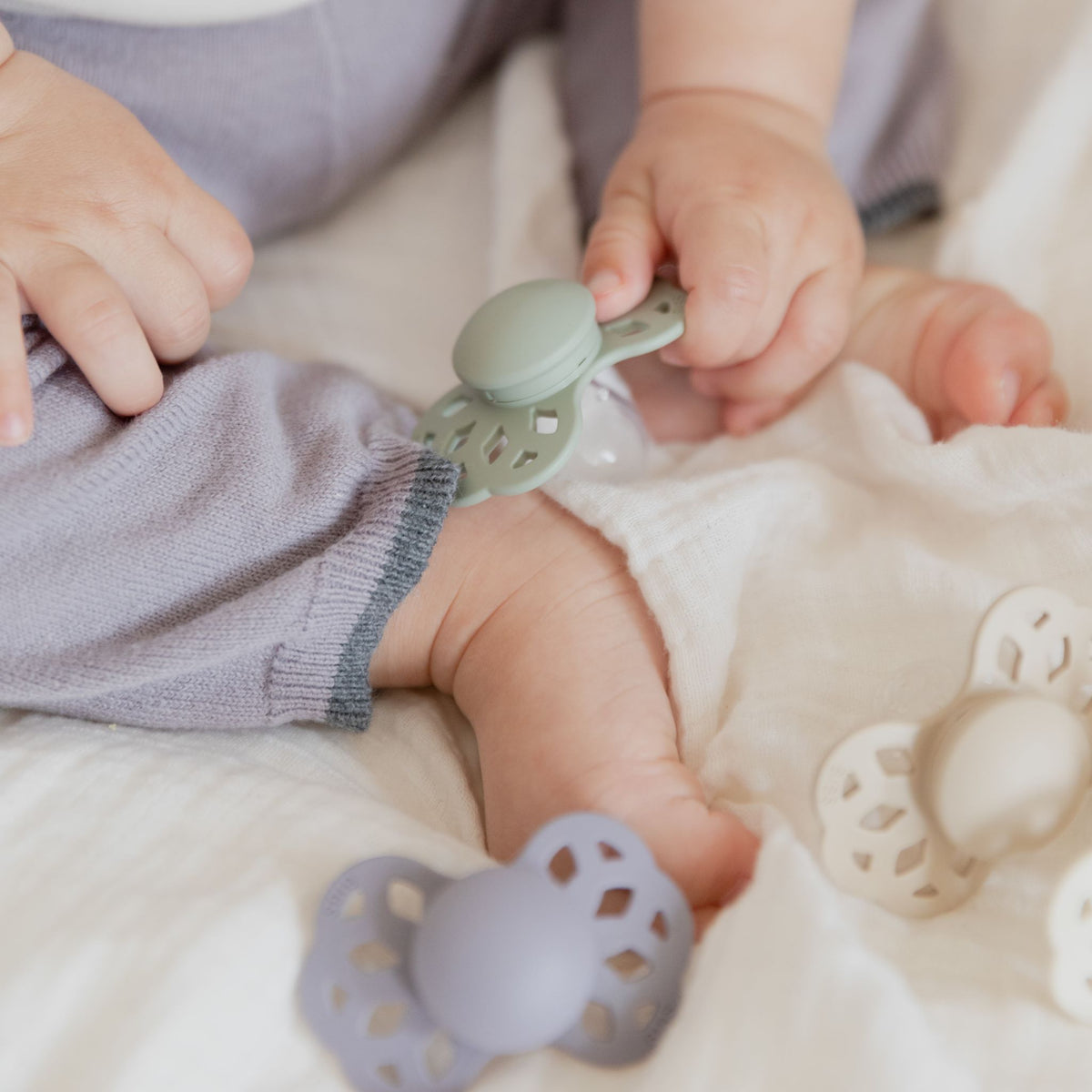 BIBS Infinity - szimmetrikus szilikon cumi a BIBS márkától zsálya színben - pippadu