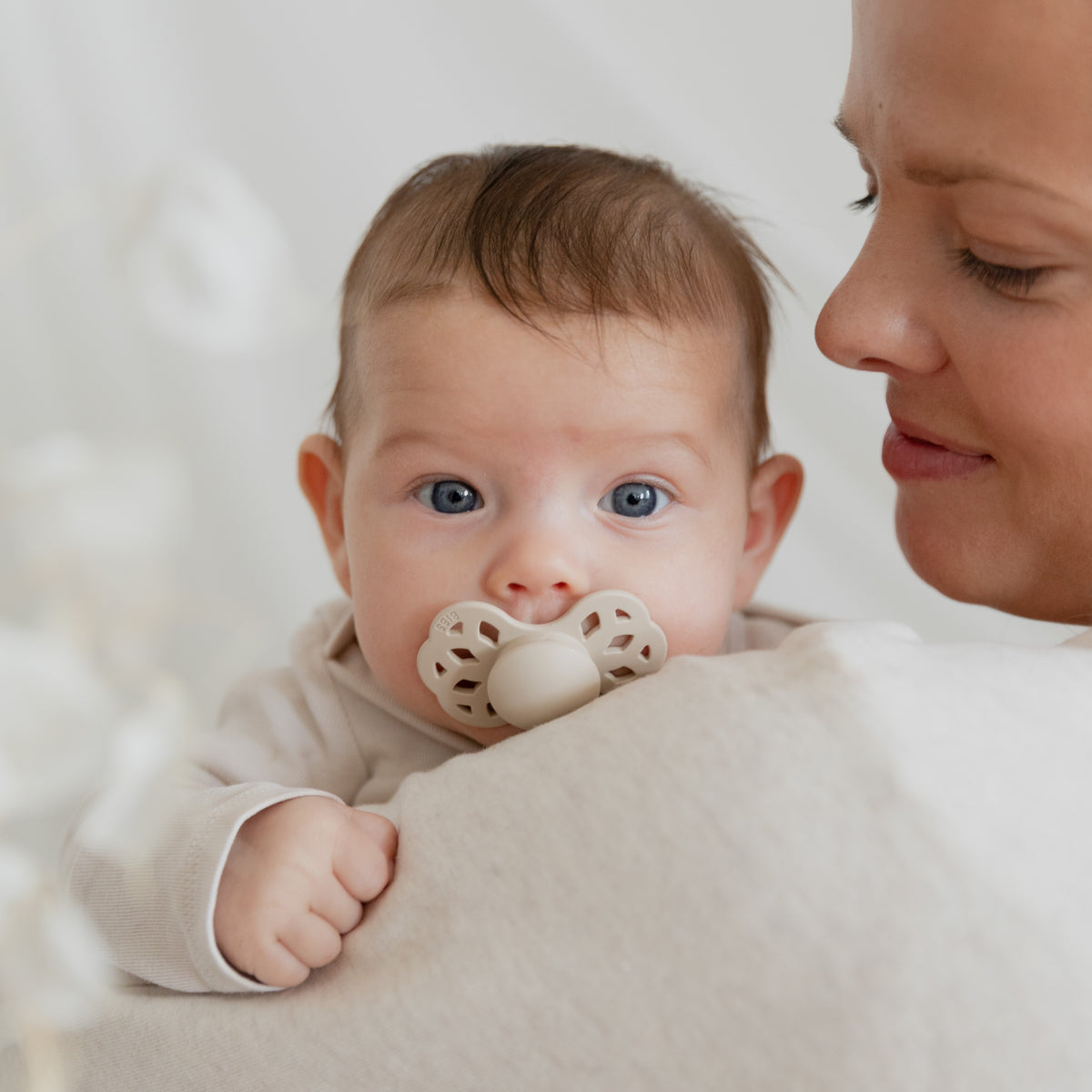BIBS Infinity cumi vanília színben a pippadu polcain - szimmetrikus szilikon cumi