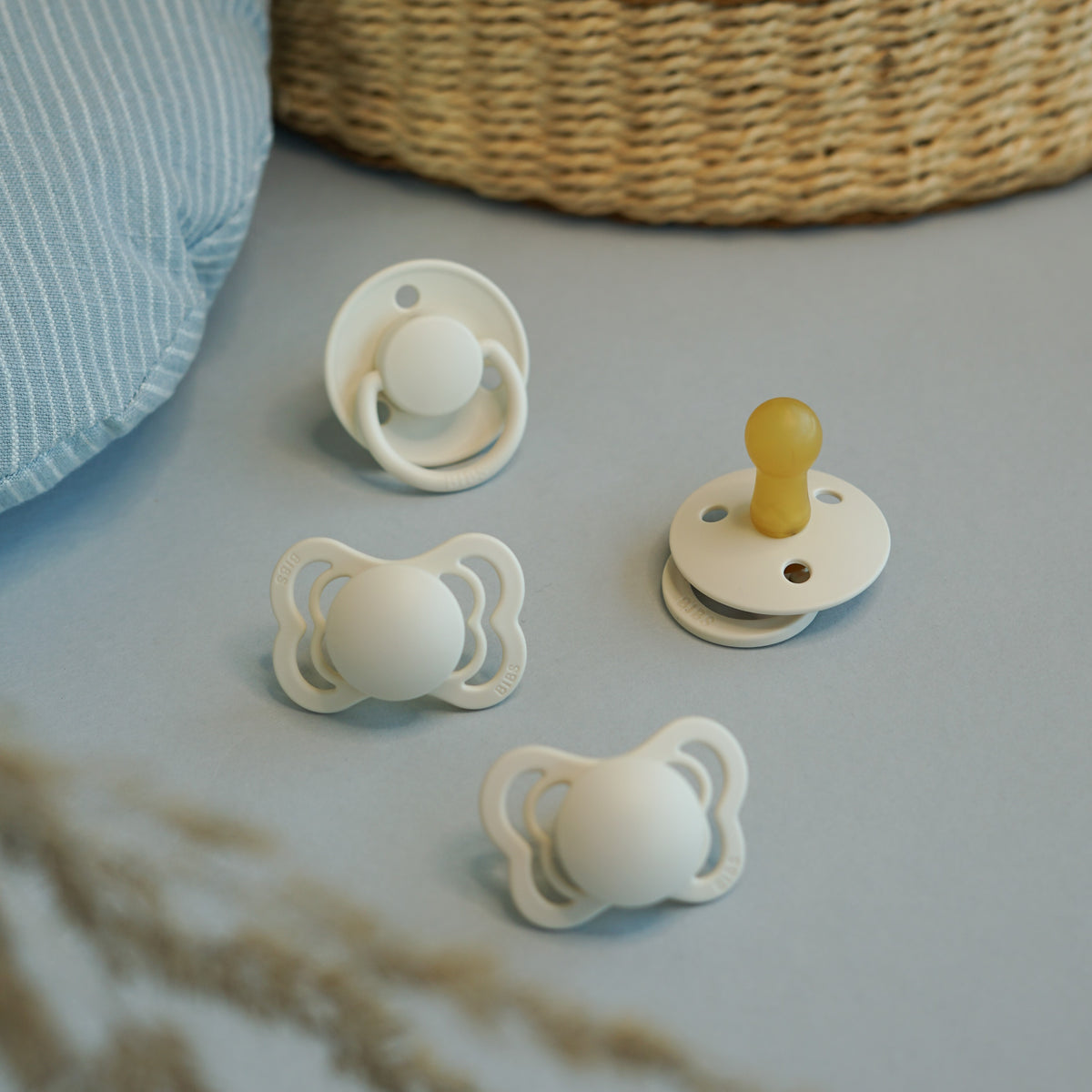 BIBS Try it-kollekció krémfehér színben - négy BIBS cumi - különböző cumifejjel - próbáld ki, és válaszd ki a kedvenceteket! - pippadu