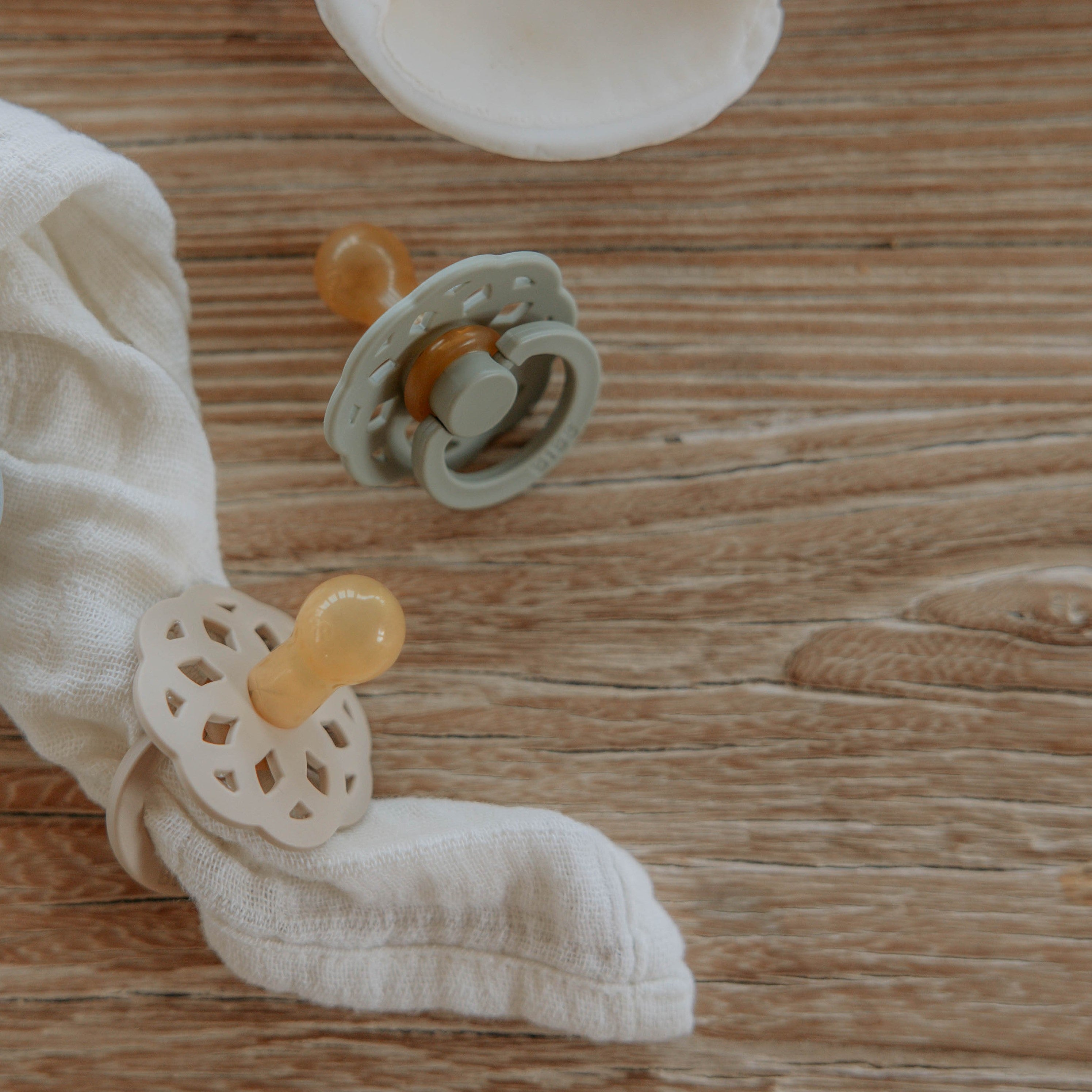 BIBS Boheme cumi - cseresznyevirág és hamvas lila színekben - művészi cumi a pippadu polcain