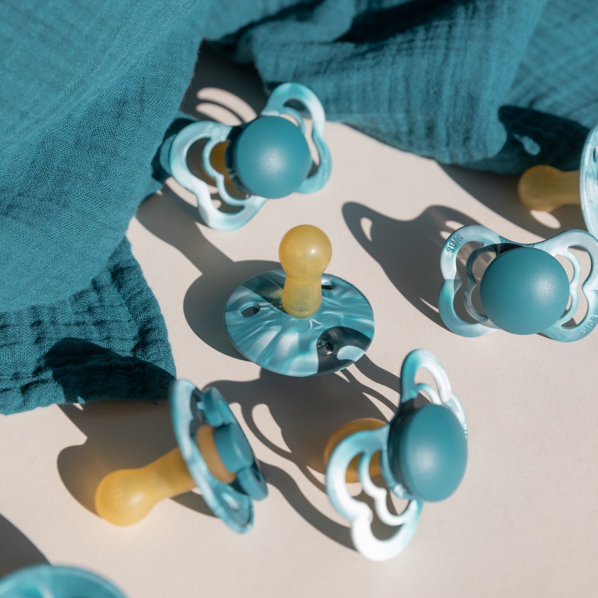 BIBS De Lux TIE DYE cumi erdei tó és krémfehér színben - pippadu