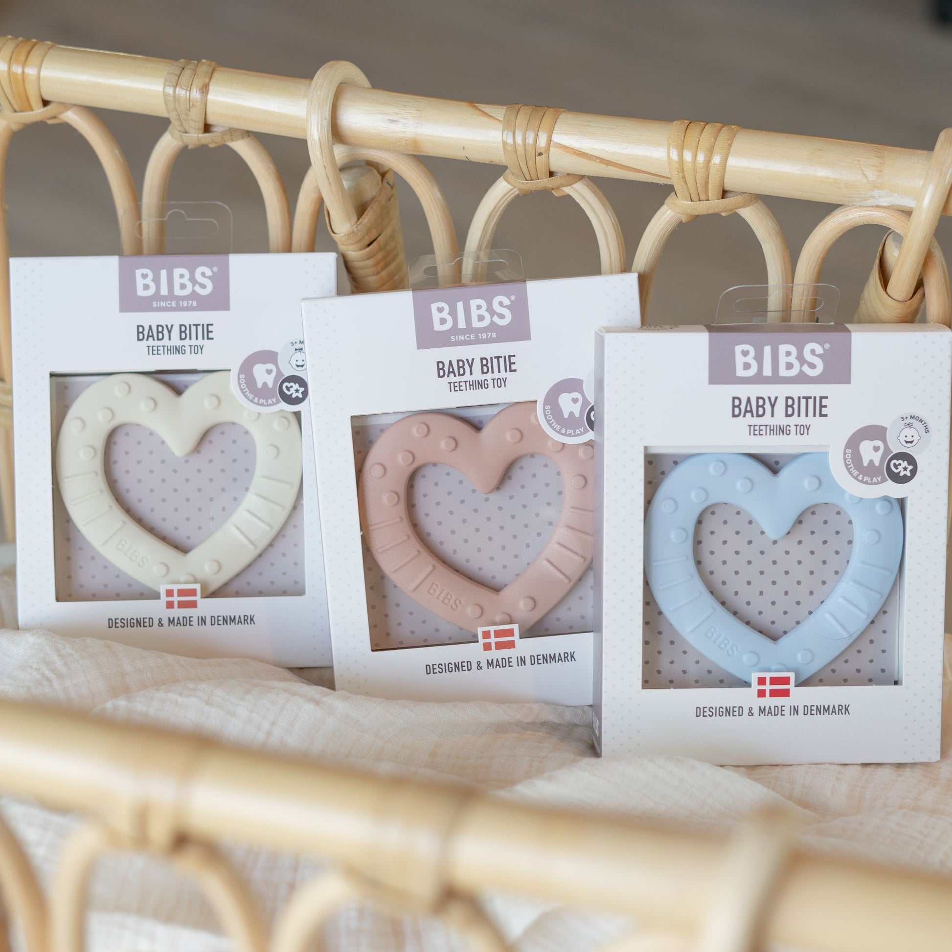 BIBS szívecske rágóka mesés új színekben - krémfehér - pippadu