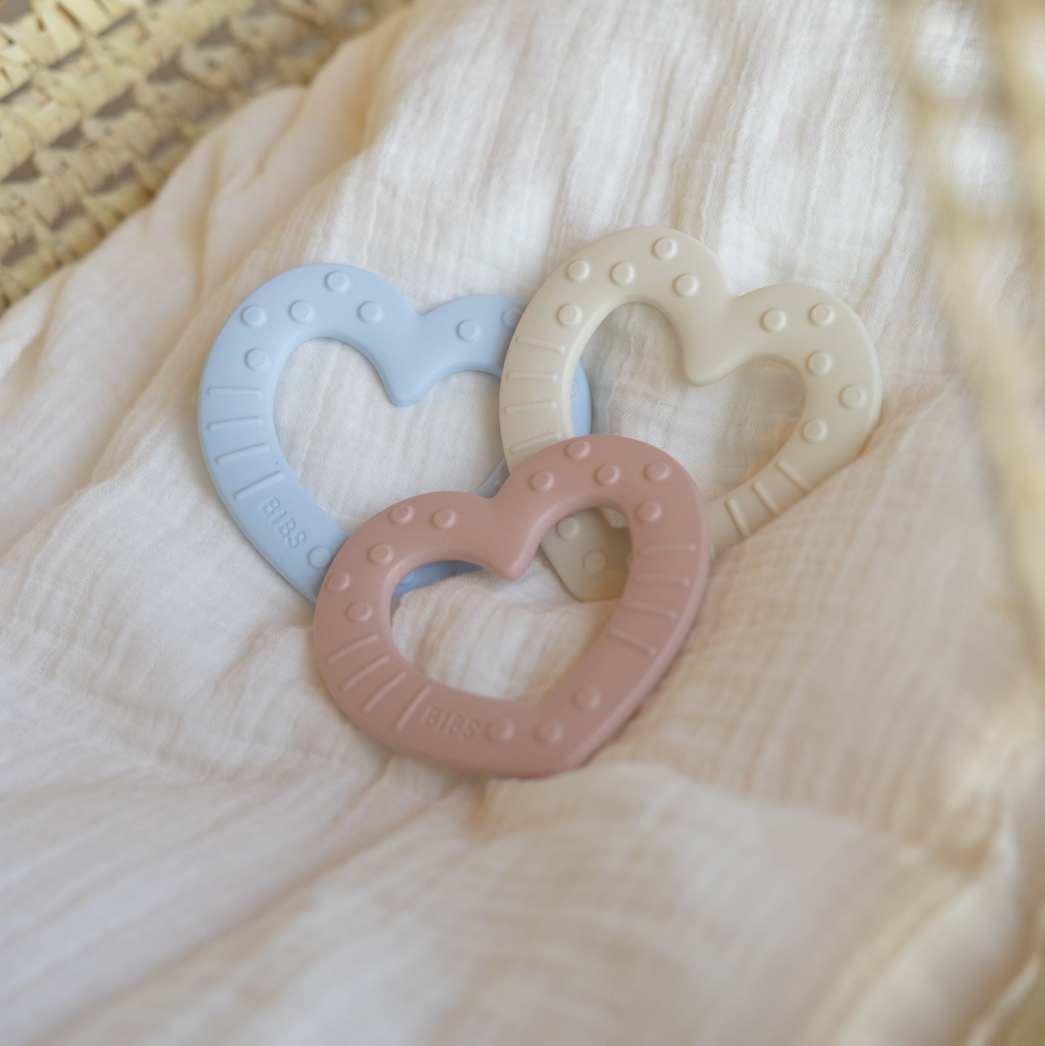 BIBS szívecske rágóka - új színek a palettán - strapabíró, minőségi rágóka - pasztellkék színben - pippadu