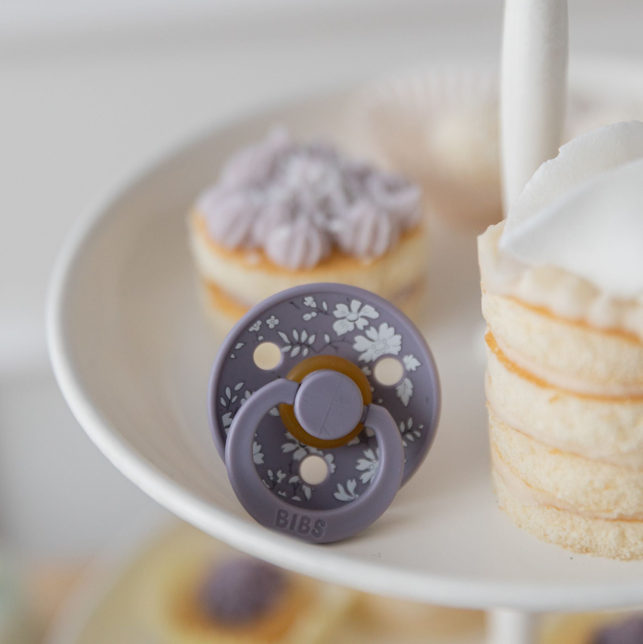 BIBS×LIBERTY Colour Capel - pasztellszürke színben - virágmintás cumi - pippadu