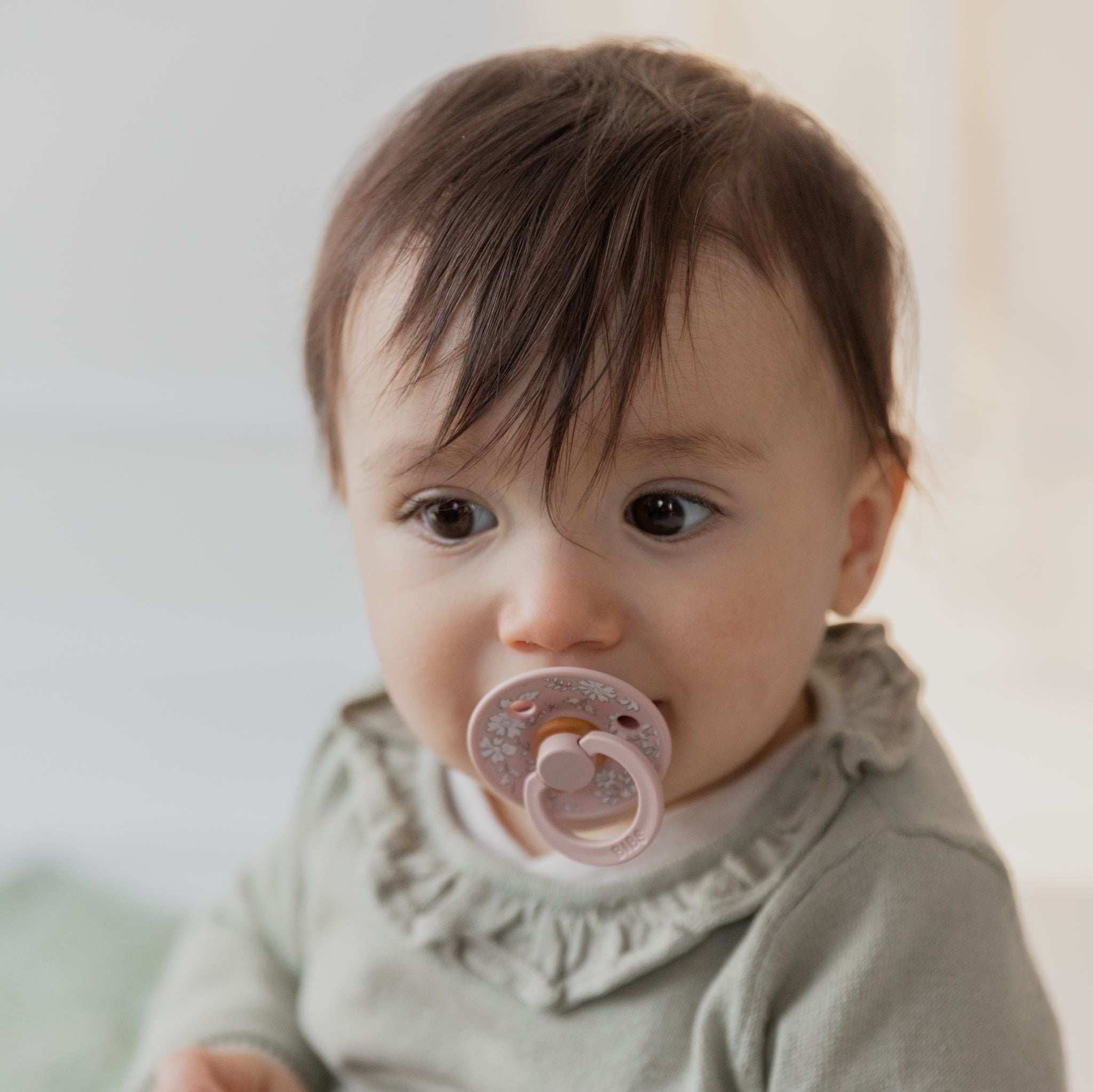 BIBS×LIBERTY Colour Capel - púderrózsaszín virágmintás cumi - pippadu