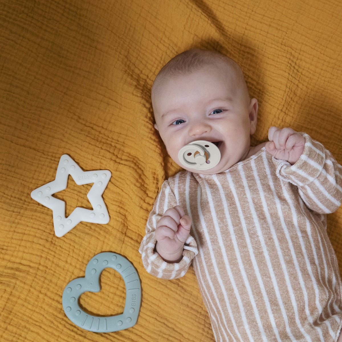 BIBS rágóka szívecske alak, krémfehér színben - pippadu