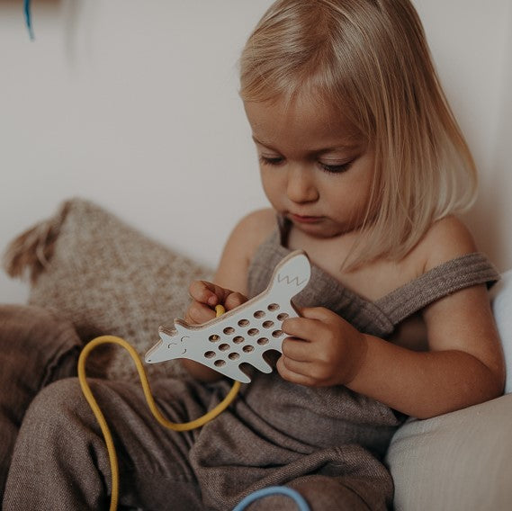 Kicsi fűzős játék, készségfejlesztő gyerek játék - tacskó - pippadu