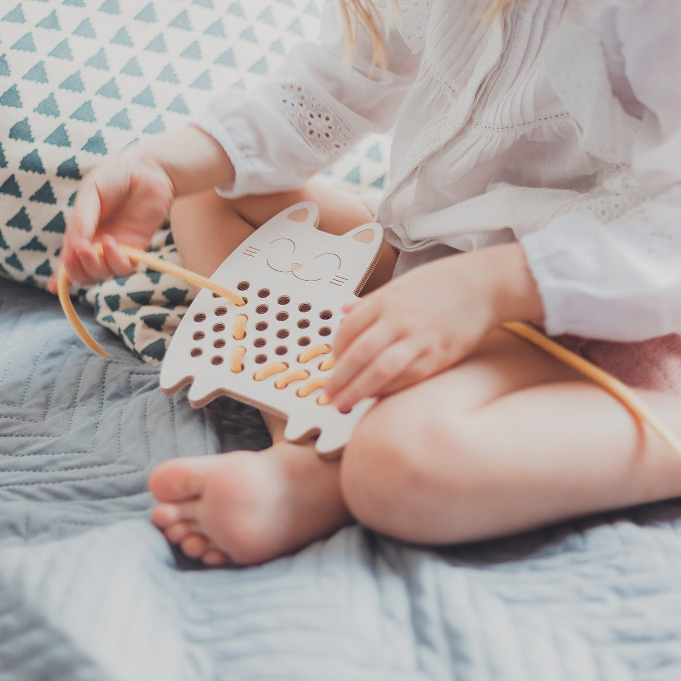Fűzős Montessori fajáték - Szofi, a macska - Pippadu