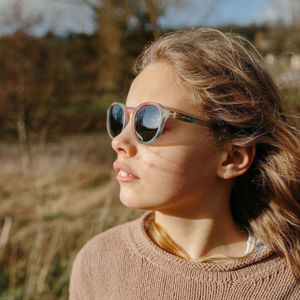 Szivárvány színekben pompázó gyerek napszemüveg a Leosun márkától környezetbarát anyagból - pippadu